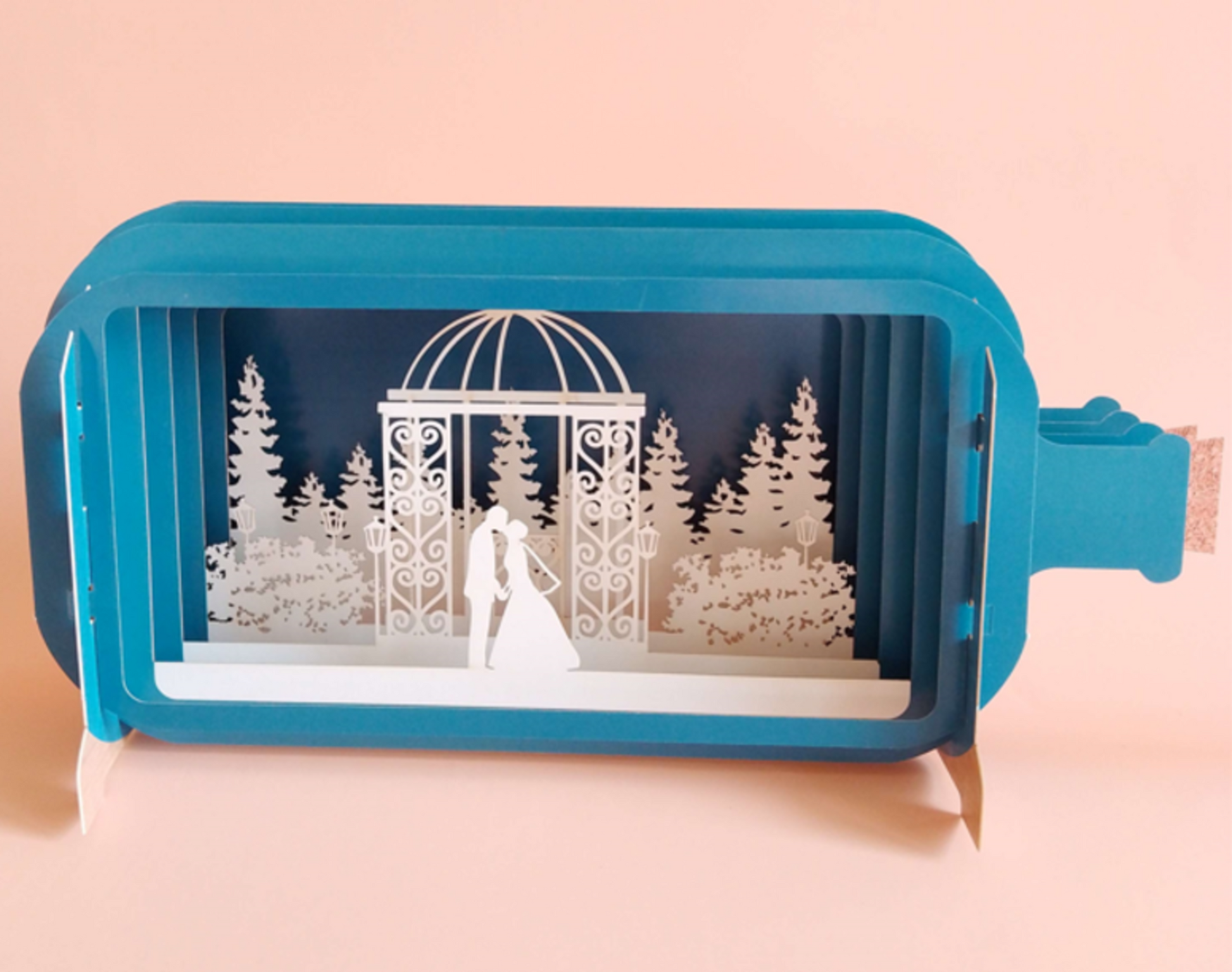 Carte pop up en forme de bouteille couple devant un kiosque amour mariage saint valentin